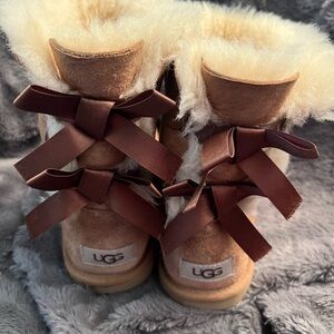 UGG Bailey Bow Chestnut Suede Boots | Big Kids US 4